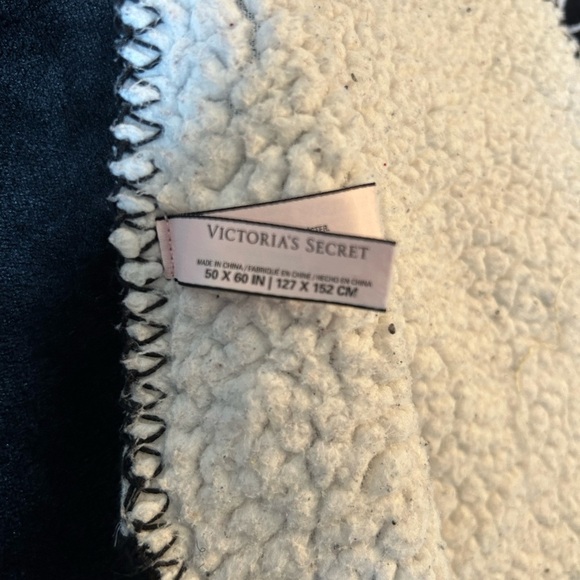 Victoria’s Secret Super Soft Sherpa Blanket - Picture 6 of 7